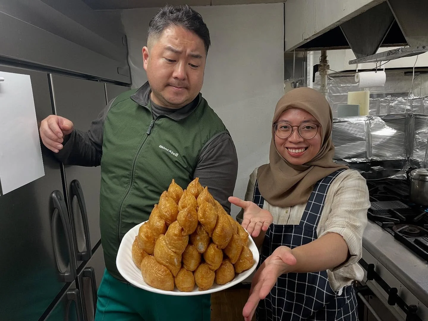 🍚幸の湯賄い飯🔥「いなり寿司」
日本に来て初めて作って食べたスタッフもいて、
みんなで楽しくモグモグタイム🤤
甘じょっぱいおあげと酢飯の組み合わせに
「おいしい!」の声が止まりませんでした😊‼️
元気いっぱいのスタッフが集まる幸の湯ホテルで、
この冬一緒に働く仲間を募集中です💪🔥
私たちと一緒思い出に残る冬を過ごしませんか?
詳しくは幸の湯までお問い合わせ下さい‼️
============
@sachinoyu
志賀高原 癒しの宿幸の湯
長野県下高井郡山ノ内町志賀高原平床