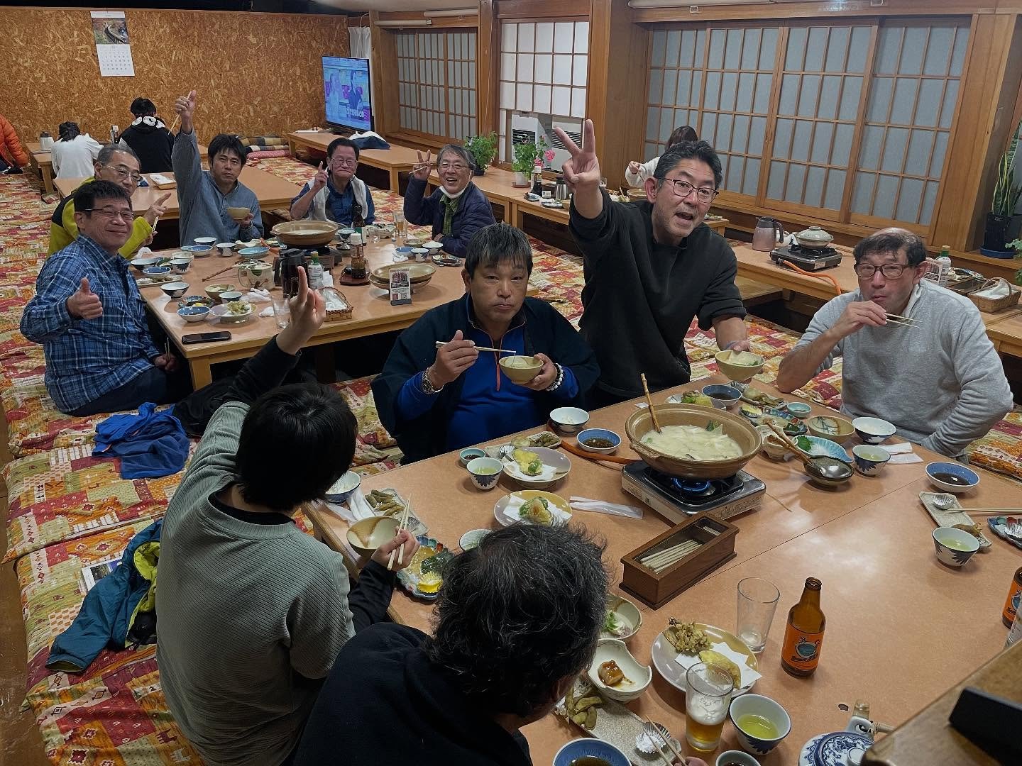 栄馬先生の大人のフォト合宿では、
雪が降り、紅葉とのコラボレーションが実現❄️🍂

早朝4時に元気いっぱいで出発した皆さんは、
撮影後の勉強会で目をキラキラさせながら真剣に学び、
お食事の時間は笑顔と笑い声がいっぱい😄✨

そして、スタッフも一緒になって楽しめる距離の近さが、
この合宿のあたたかい魅力です☺️‼️

3月に17日〜19日
ウインターシーズン
【風景写真の撮影が上手くなりたい方向けの2泊3日】
渋峠で雪上の日の出ツアーを開催致します。
詳しい詳細は改めて投稿しますのでお楽しみに
