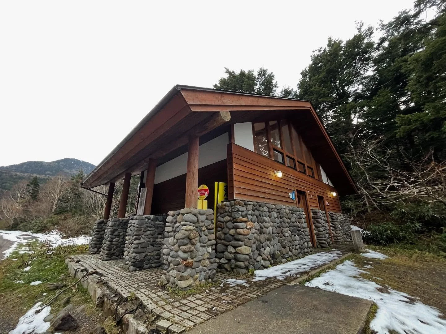 🚽志賀高原公衆トイレ情報　大沼池公衆トイレ
志賀高原・大沼池のトレッキングコース途中にある
大沼池公衆トイレ。
大沼池入口バス停乗り場の横にあります🚍🚏

とても清潔で気持ちのいいトイレでした✨
山歩きの途中にこんなにきれいなトイレがあるなんて、
本当にありがたいですね🥺❤️

ハイキングや池めぐりコースを歩く方も、
安心して利用できます🚶&zwj;♀️🚶&zwj;♂️
整備してくださっている関係者の皆さんに感謝です🙇&zwj;♀️✨
（※冬期は閉鎖期間あり。ご利用は6月〜11月頃