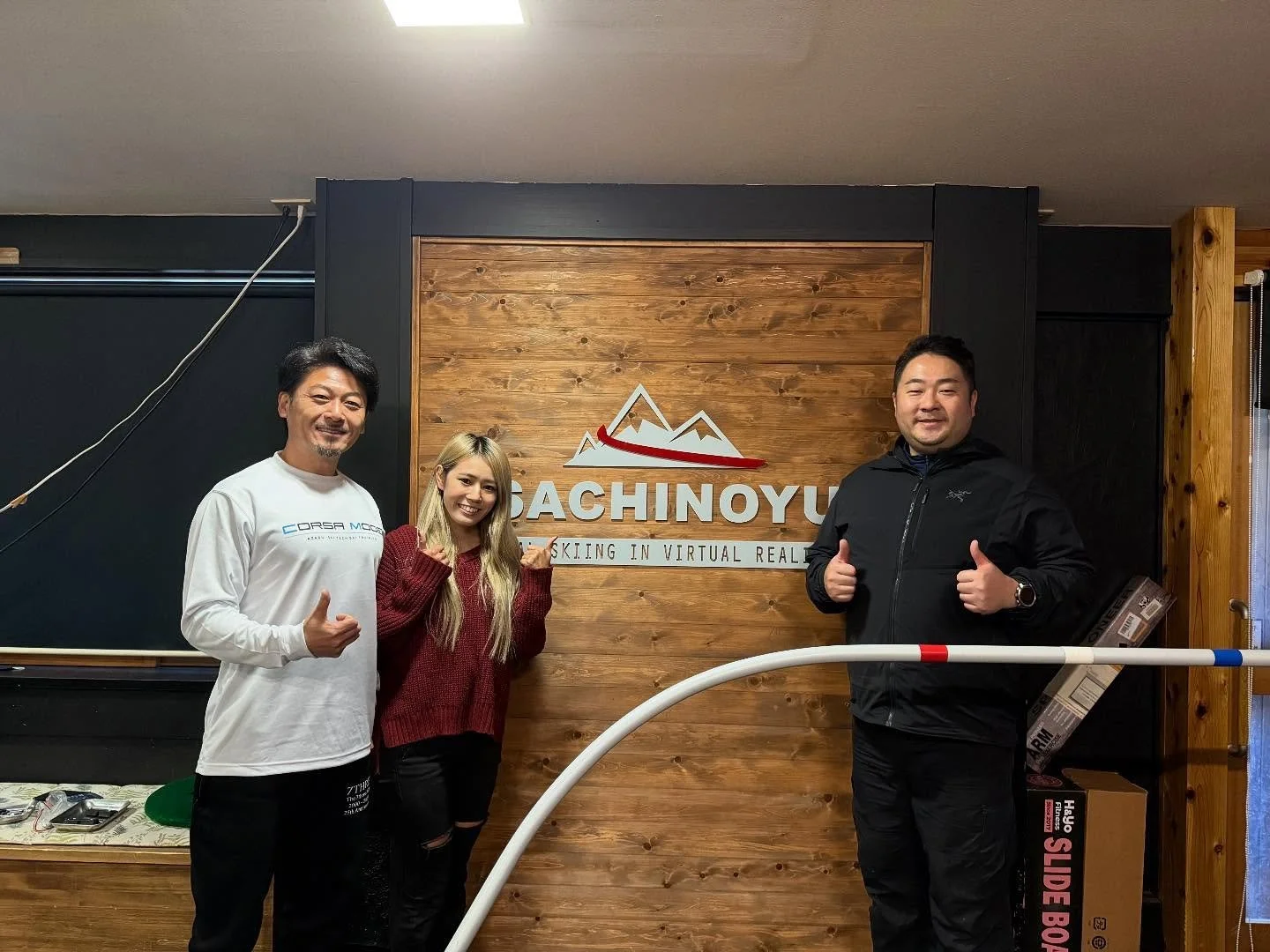 ⚠️現在、幸の湯のスキーシミュレーターはメンテナンス中です‼️

先日、東京でスキーシミュレーターを運営している
CORSA MODE AZABUさんが、
スキーデモンストレーターの渡邊岬さんと一緒に
幸の湯へ遊びに来てくれました😊✨
@corsamodeazabu 
@misaki_2_6 

スキーシュミレーターとは？？
世界レベルのスキー＆スノーボード用シミュレーターでは、
天候やゲレンデに左右されずに &ldquo;回数・動き重視&rdquo; の
トレーニングが可能💪
フォームを数