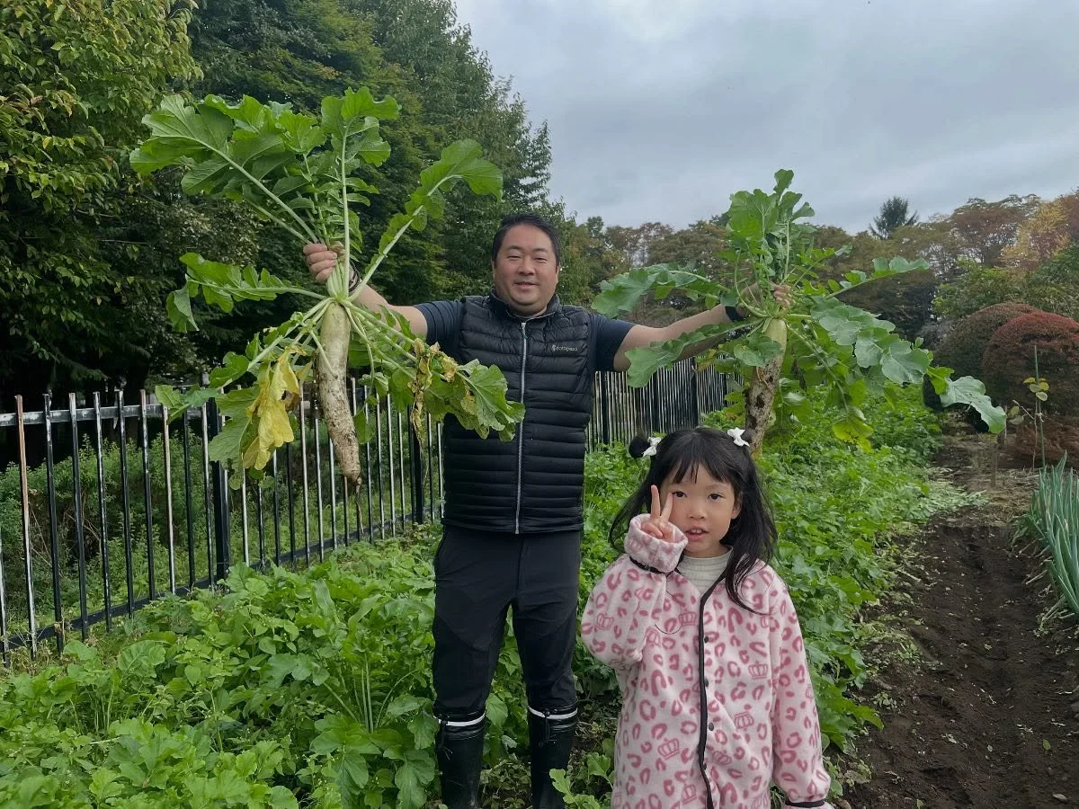 大根掘り体験しました😌✨
立派に育った大根がたくさん‼️
どれもみずみずしくて、とっても美味しそうです☺️

採れたての大根は、これから幸の湯のお料理として
お客様に美味しく味わっていただけるようご用意いたします🍽

旬の味覚を、ぜひお楽しみください🍢💛

＝＝＝＝＝＝＝＝＝＝＝＝
@sachinoyu
志賀高原 癒しの宿幸の湯
長野県下高井郡山ノ内町志賀高原平床
Tel.0269-34-2902
＝＝＝＝＝＝＝＝＝＝＝＝

#癒しの宿幸の湯
 #幸の湯 #sachinoyu #sach