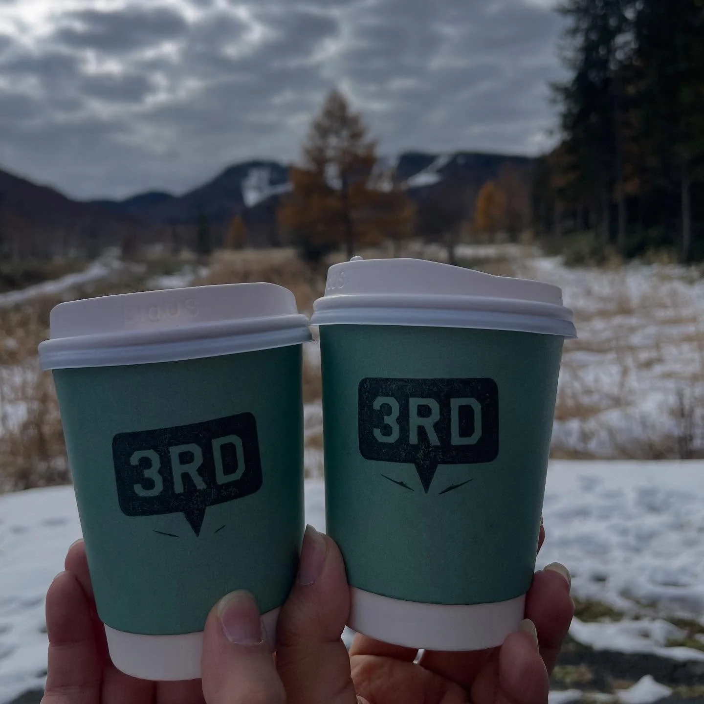 志賀高原へ向かう道中にちょっと一息🍃
信州中野の「3RD CAFE &amp; MORE」で、
@3rdcafe 
地元の香り漂うゆったりコーヒータイムはいかが？☕️

コーヒーはもちろん、
パンや軽めのサンドイッチもあって、旅のスタートにぴったり✨
朝は7:30〜営業（日曜・祝日／土曜）なので、
早めに出発するスキーファンにも嬉しい☺️✨

雪道ドライブの前にホッとひと息どうぞ🚗💨
駐車場もあるので車でも安心。
幸の湯より車で約35分。

 #信州旅 #志賀高原  #3rdCafe #長