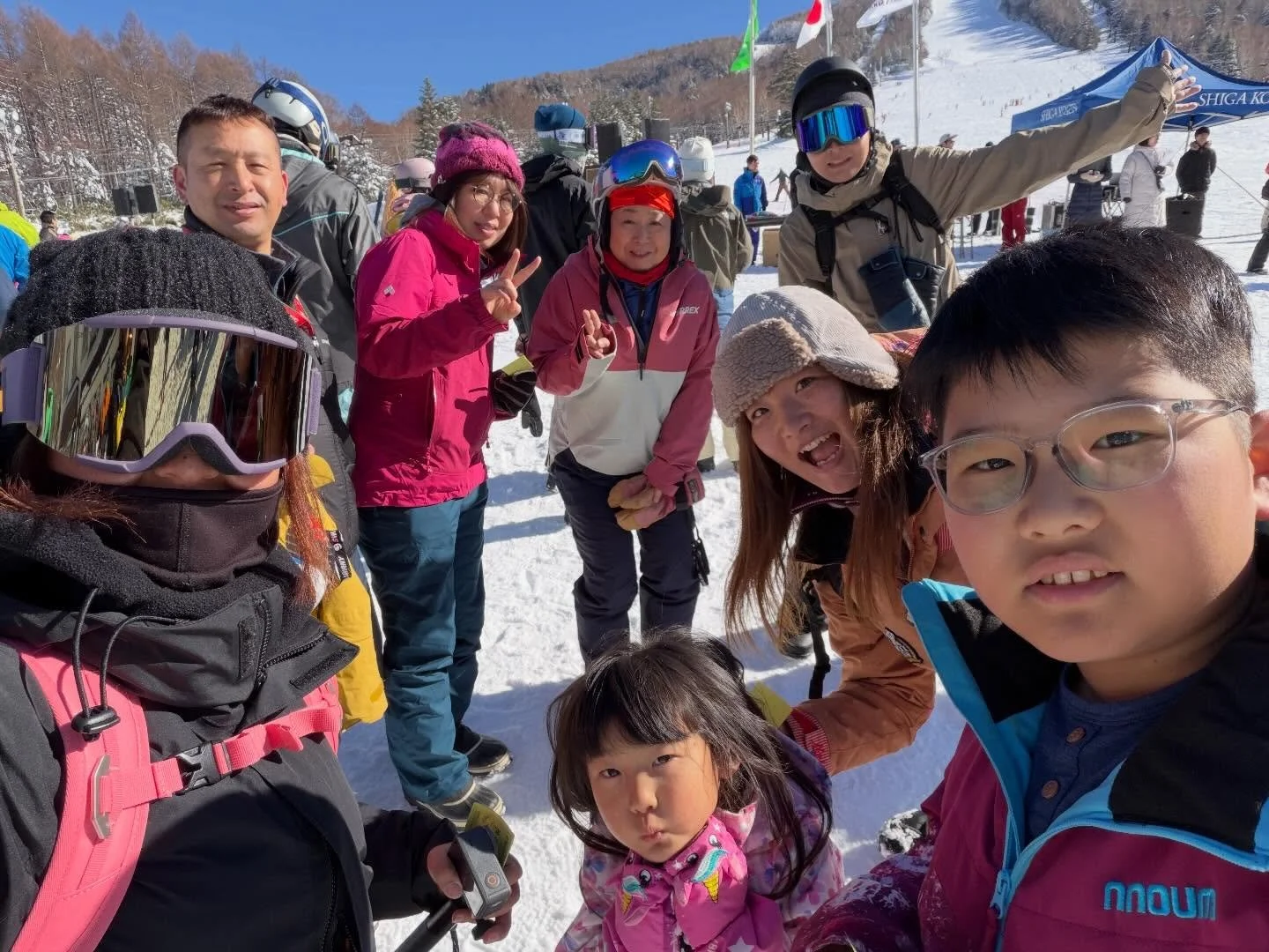 ❄️Let's go！ ウインタースポーツ日和‼️
志賀高原のパウダーが絶好調です🔥🔥

各スキー場が続々オープンして、
志賀の冬がスタートしています⛷️🏂

お客様とスタッフが一緒に滑って、
笑顔あふれる素敵なひとときでした☺️

＝＝＝＝＝＝＝＝＝＝＝＝
@sachinoyu
志賀高原 癒しの宿幸の湯
長野県下高井郡山ノ内町志賀高原平床
Tel.0269-34-2902
＝＝＝＝＝＝＝＝＝＝＝＝

#志賀高原 #shigakogen #志賀高原スキー 
#志賀高原旅行 #スキーが好き