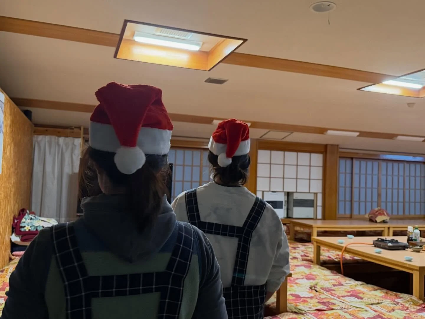 🎄今日はクリスマスイブ。
今夜の幸の湯ディナーは、
いつもとは少し違う
クリスマス特別メニューをご用意しました🤍

スタッフもサンタの帽子をかぶって、
ささやかながら心を込めたおもてなしです🎅

雪の志賀高原で過ごす、静かなクリスマスイブ。
皆さまにとって、素敵な夜になりますように✨

＝＝＝＝＝＝＝＝＝＝＝＝
@sachinoyu
志賀高原 癒しの宿幸の湯
長野県下高井郡山ノ内町志賀高原平床
Tel.0269-34-2902
＝＝＝＝＝＝＝＝＝＝＝＝

#志賀高原
 #志賀高原ホテル #