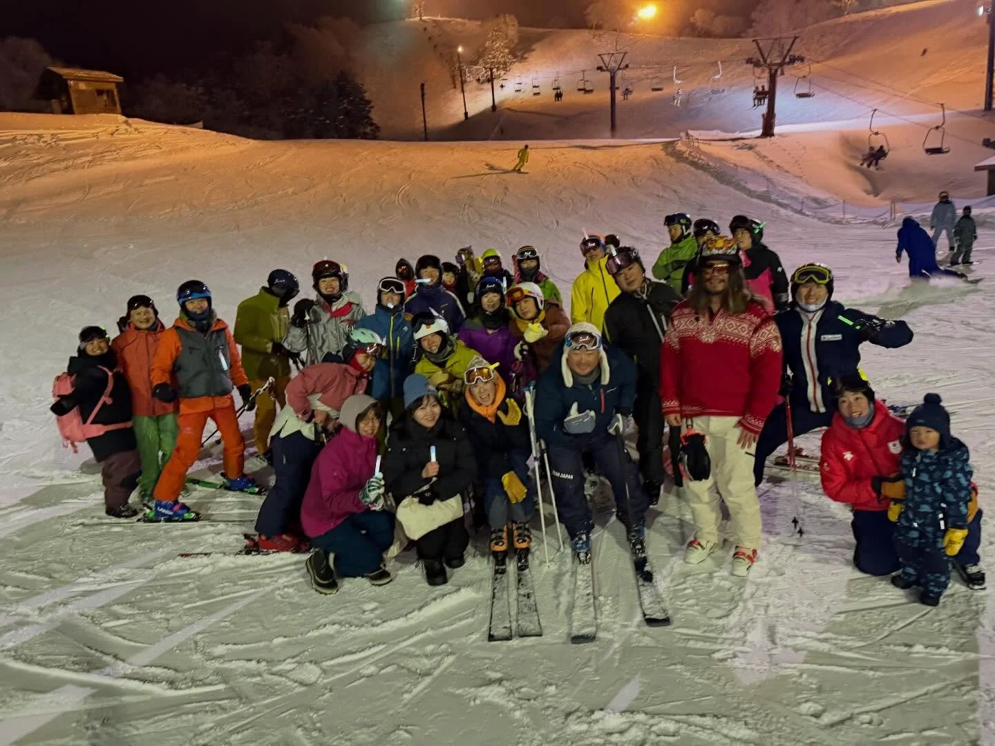 🎿年越しナイターへ熊の湯スキー場へ✨

今年も 熊の湯スキー場の年越しナイター に行ってきました☺️
毎年恒例の、私たちにとっても特別な一日です‼️

この日は、お客様もスタッフも
みんな一緒にゲレンデへ☺️

年越しのカウントダウンを前に、
同じ雪の上を滑り、笑い合える時間は、
「宿とお客様」という枠を超えた、
幸の湯らしいひとときだと感じます。

＝＝＝＝＝＝＝＝＝＝＝＝
@sachinoyu
志賀高原 癒しの宿幸の湯
長野県下高井郡山ノ内町志賀高原平床
Tel.0269-34-2902
