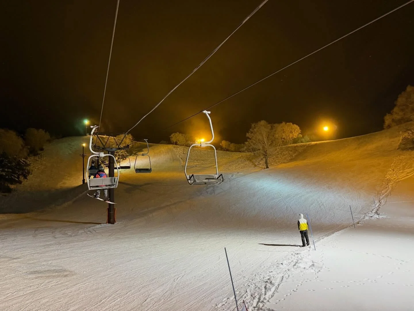 🐻熊の湯スキー場で、スキーの日1/12
前夜祭イベント開催🙌🤍

2026年1月11日（日）スキーの日（前夜祭）
熊の湯リフト券持参でナイター無料‼️

2026年1月10日（土）～11日（日）に購入された
熊の湯スキー場専用リフト1日券・2日券・3日券の
各種をお持ちの方対象となります🎿

1月11日（日）、対象となるチケットを熊の湯スキー場へ
お持ち頂き確認できましたら、ナイター券をお渡しされます‼️

※対象となるリフトチケットには
使用済みのハンコを押させていただきます。

ナイ