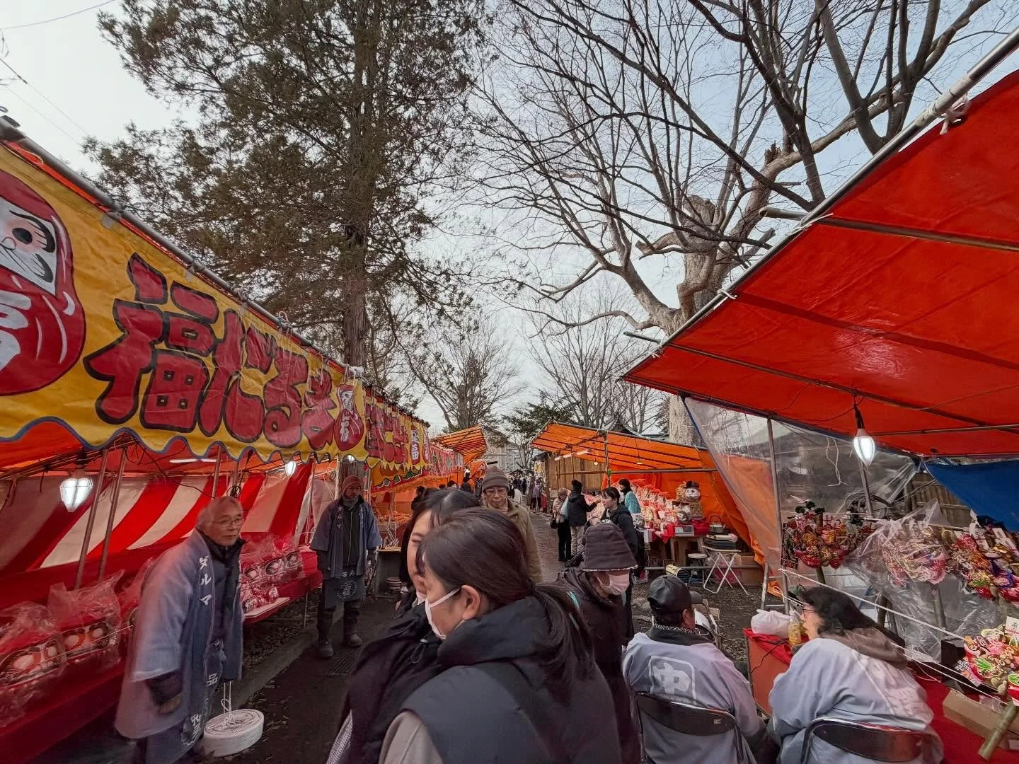 ❄️冬の小布施へ
志賀高原幸の湯から、車で約42分
小布施町の伝統行事「安市（やすいち）」へ行ってきました。

皇大神社を中心に広がる冬の市は、
だるまや縁起物、屋台のにぎわいでとても活気があります☺️

そして何より&hellip;
🍲振る舞い豚汁が最高でした。
冷えた身体に染みわたる一杯。
地元の方の温かさを感じる、冬ならではのごちそうです🤤

志賀高原の雪景色と、
小布施の人情あふれる冬祭り。
この季節だからこそ味わえる旅の魅力があります✨

ご宿泊の際は、
ぜひ少し足を伸ばしてみてく