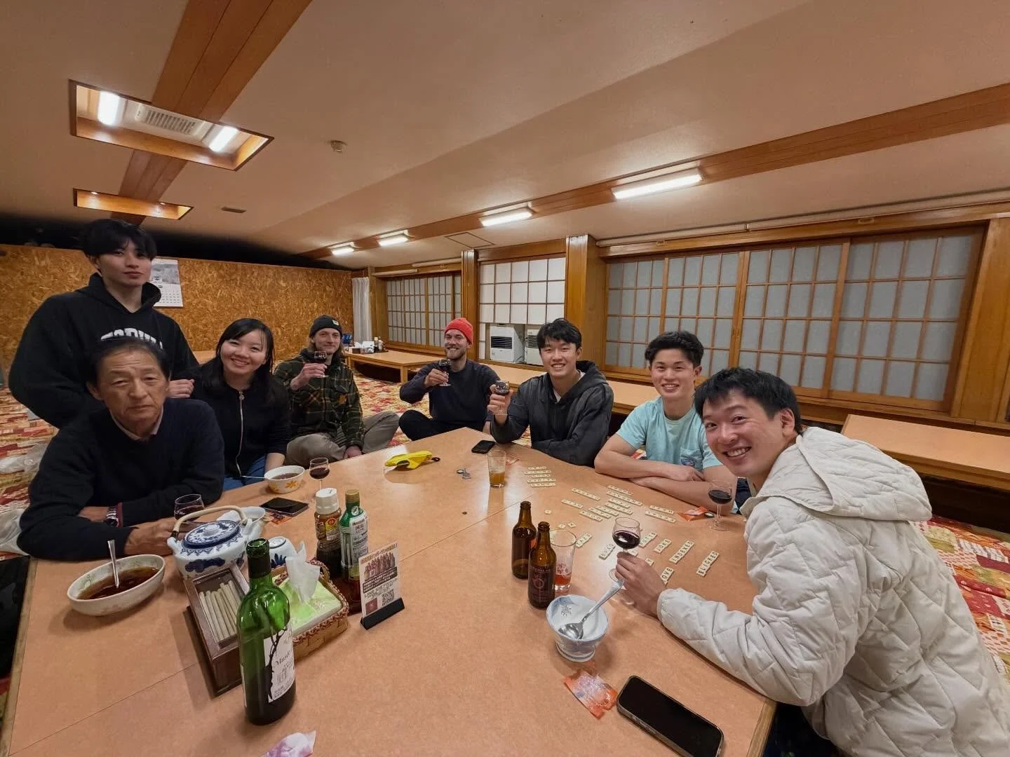 お食事の後、スタッフとお客様で
ささやかな飲み会を開きました☺️🍺

今回はなんと&hellip;
ギターを弾いてくださるお客様が登場！ 🎸
お酒を片手に、みんなで歌ったり、笑ったり。
初めて会ったとは思えないほど、あたたかい空間に包まれました🍺✨

「またここに帰ってきたい」
そう思っていただける時間を、
人と人とのつながりの中で作っていけたら嬉しいです。

ご参加いただいた皆さま、
素敵な夜を本当にありがとうございました☺️
また幸の湯で、お会いしましょう！

＝＝＝＝＝＝＝＝＝＝＝＝