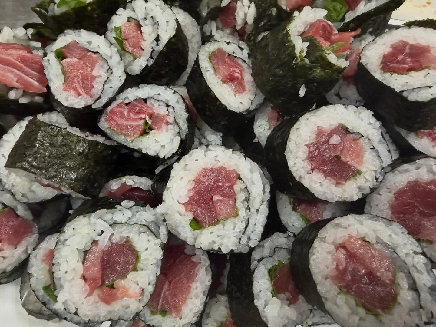 🐟艶やかな赤身と、とろける脂。

大間のマグロを使った巻き寿司は、
目でも舌でも楽しめる一品✨

山で食べれる海の幸‼️贅沢です🤍

＝＝＝＝＝＝＝＝＝＝＝＝
@sachinoyu
志賀高原 癒しの宿幸の湯
長野県下高井郡山ノ内町志賀高原平床
Tel.0269-34-2902
＝＝＝＝＝＝＝＝＝＝＝＝

#志賀高原
 #shigakogen
#志賀高原ホテル
#幸の湯 
#志賀高原旅行