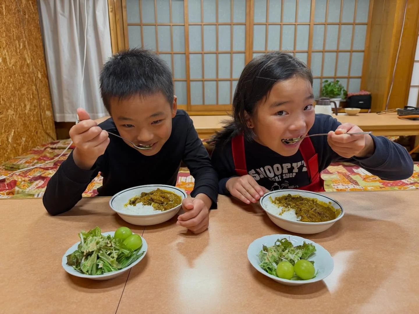 🍛親方特製カレー🍛
スパイスからじっくり調合して仕上げる、
幸の湯オリジナルです✨
食べると身体の芯からポカポカに🙌

いつ食べれるかはわからないので、
食べられたらラッキーな親方カレーです☺️‼️

可愛いゲストのお二人も大満足🤍
笑顔が最高でした‼️

＝＝＝＝＝＝＝＝＝＝＝＝
@sachinoyu
志賀高原 癒しの宿幸の湯
長野県下高井郡山ノ内町志賀高原平床
Tel.0269-34-2902
＝＝＝＝＝＝＝＝＝＝＝＝

#志賀高原グルメ 
 #スキー場
#shigakogen
#志