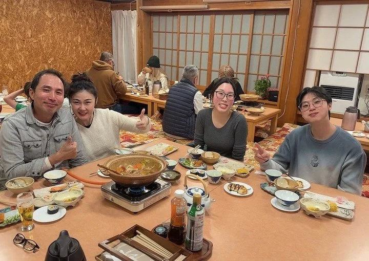 今日は節分👹✨
幸の湯スタッフ手作りの手巻き寿司で
節分気分を満喫しました🍣✨

節分（せつぶん）とは、
季節の変わり目に厄を払い、
福を呼び込む日本の行事です。

豆まきをして、「鬼は外、福は内」と唱え、
一年の健康と幸せを願います☺️

今年は鬼役スタッフが不在でしたが、
その分、笑顔いっぱいの&ldquo;福&rdquo;なお客様に囲まれて
とてもあたたかい節分の夕食になりました😊✨

来年は節分の日、
鬼も登場して（予定👹笑）
お客様と一緒に、もっと思い出に残る一日にしたいです?