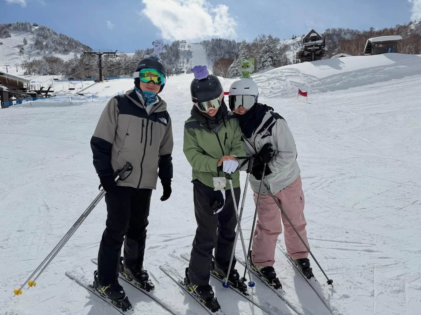 熊の湯スキー場で出会った、
とっても素敵なスキーヤーさん⛷️✨

ヘルメットには、なんと ポケモンのぬいぐるみ！
思わず「それ、可愛いですね！」と声をかけてしまいました☺️🤍

ポケモンは、日本が世界に誇るアニメ・ゲーム文化🎮✨
1996年に誕生して以来、子どもから大人まで、
そして今では海外のファンにも愛され続けています🌏
こうして雪山でも、自分の&ldquo;好き&rdquo;を表現できるのって素敵ですよね。

スキー場での楽しみ方は人それぞれ。
速さを求める人も、景色を楽しむ人も、
