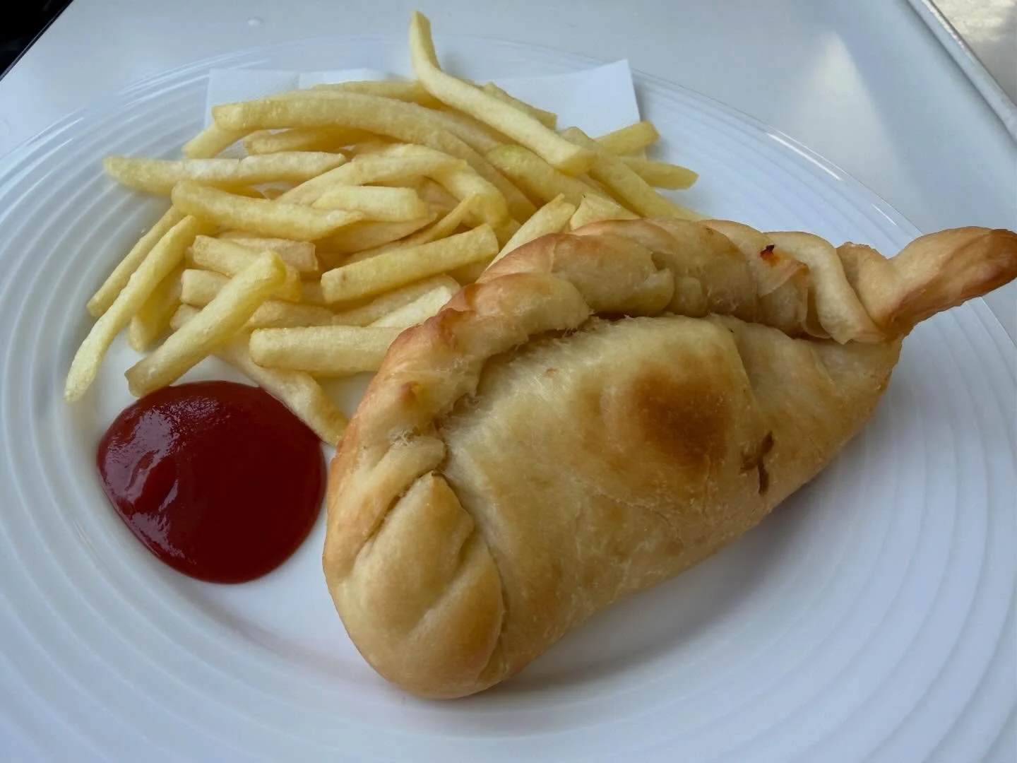 🍴志賀高原・熊の湯スキー場のオススメゲレ食
包みピザ＆ポテト添え

外カリッ中アツの包みピザに、
ホクホクポテトがセットが嬉しい〜‼️

しかもポテトは、
バター醤油やBBQ味などフレーバー付きで楽しめちゃう👍

ニニニニニニニニニニニニニニニニニニニニ
@sachinoyu
志賀高原 癒しの宿幸の湯
長野県下高井郡山ノ内町志賀高原平床
Tel.0269-34-2902
二二二二二二二二二二ニニニニニニニニニニ
#志賀高原
#熊の湯 
#shigakogen
#志賀高原スキー
#kumano