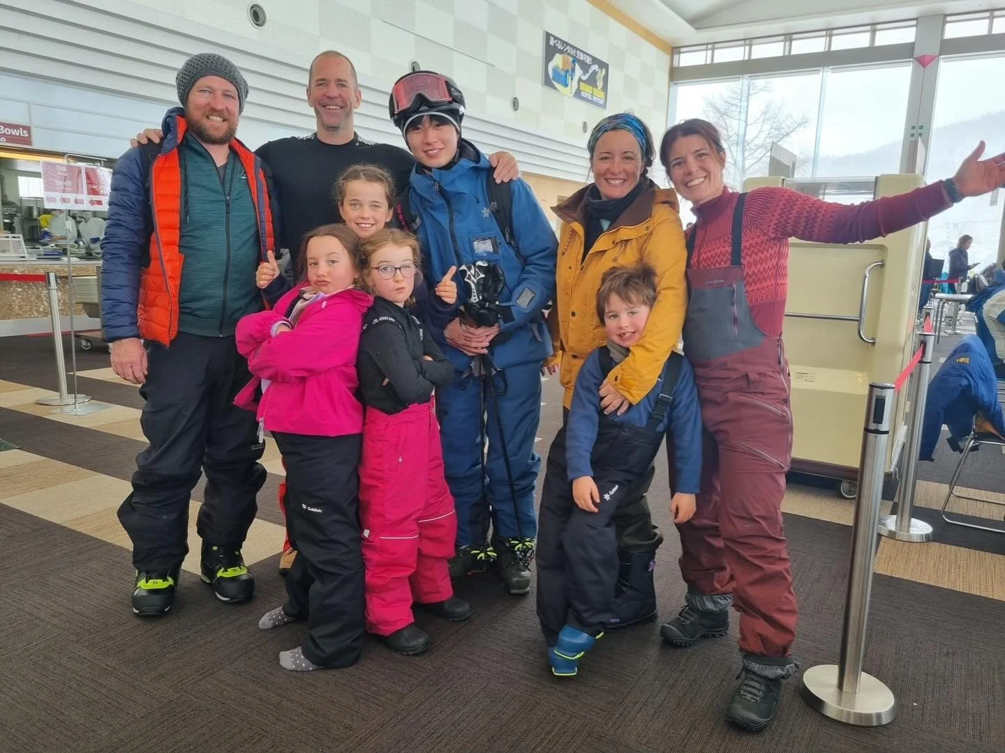 ⛷️大人も本気🔥子どもは全力🔥
気づけばみんな同じ目線で雪まみれ。

最初はドキドキ顔。
気づけば自分から「もう一本！」

幸の湯ホテルは、&ldquo;泊まる宿&rdquo;じゃなくて
&ldquo;家族で一緒に遊ぶ場所&rdquo;✨

はじめてのターンも、
ちょっとした挑戦も、
みんなで応援する一日☺️✨

雪の思い出は、志賀高原でお待ちしています！！

ニニニニニニニニニニニニニニニニニニニニ
@sachinoyu
志賀高原 癒しの宿幸の湯
長野県下高井郡山ノ内町志賀高原平床
Tel