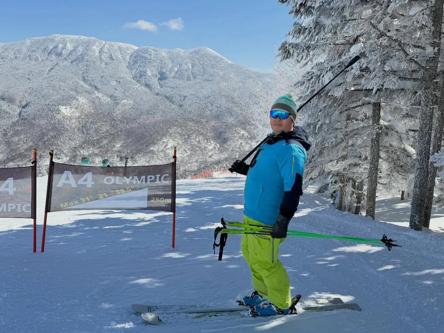 志賀高原焼額山⛰️
1998年冬季長野オリンピックの舞台となったコース⛷️
熟練オペレーターの圧雪により、
上級コースだが中級者でも滑走できる仕上がり。

前日の夜にゲレンデ圧雪を行うため、
圧雪後に上質の積雪があった場合は舞い上げるプラチナパウダーを体験できる。朝一が人気‼️

ニニニニニニニニニニニニニニニニニニニニ
@sachinoyu
志賀高原 癒しの宿幸の湯
長野県下高井郡山ノ内町志賀高原平床
Tel.0269-34-2902
二二二二二二二二二二ニニニニニニニニニニ
#志賀高原
#焼