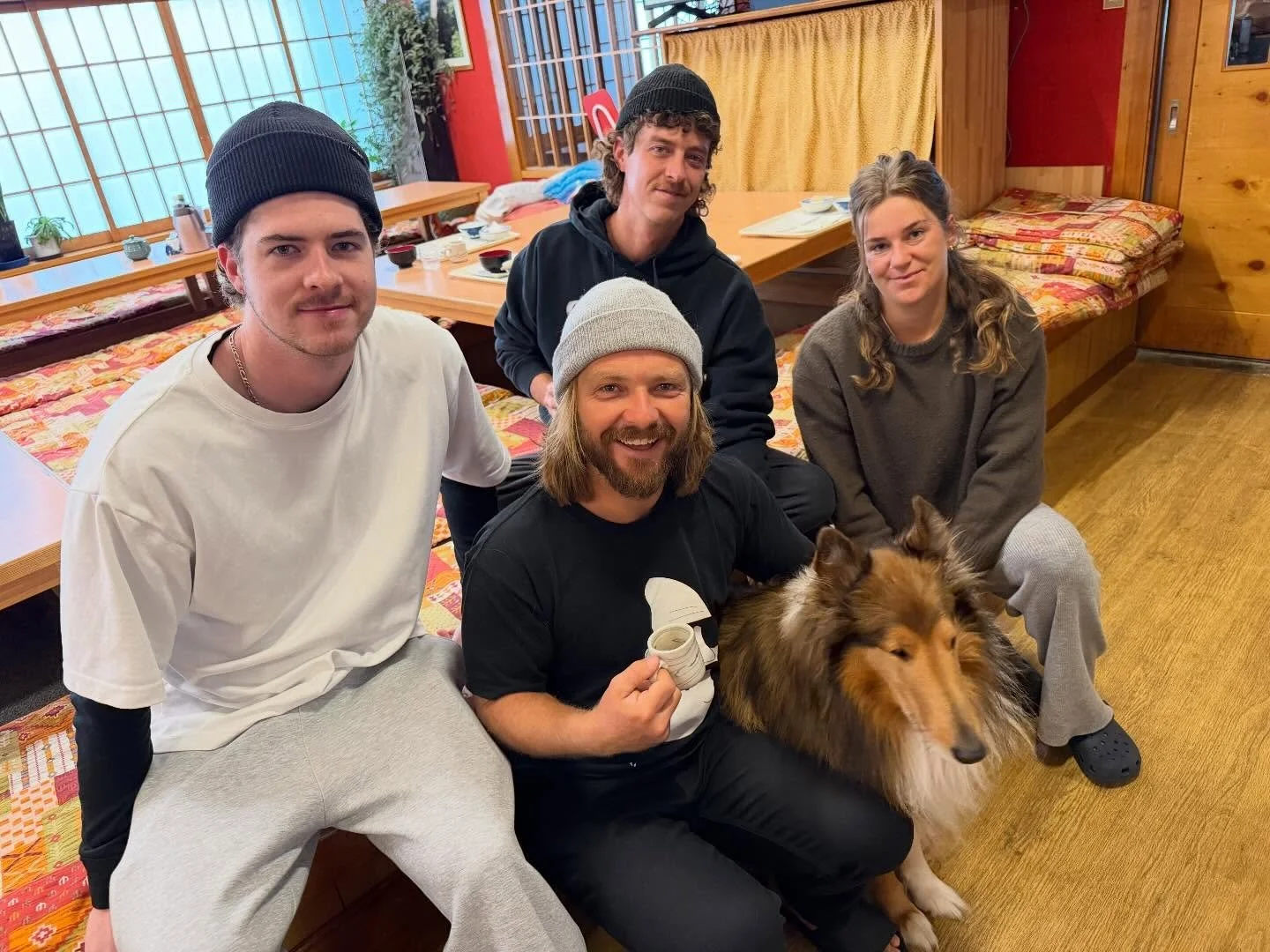 🇦🇺オーストラリアからお越しのゲスト✨
幸の湯の看板犬にメロメロ&hellip;♡

お客様を見つけるとお出迎え。
しっぽフリフリ近寄ります。
ゲストのみなさまも思わず笑顔に☺️

長旅の疲れも、ほっとほどけるひととき。
小さな癒し担当です🩷

ニニニニニニニニニニニニニニニニニニニニ
@sachinoyu
志賀高原 癒しの宿幸の湯
長野県下高井郡山ノ内町志賀高原平床
Tel.0269-34-2902
二二二二二二二二二二ニニニニニニニニニニ
#志賀高原
#看板犬のいる宿 
#shigak