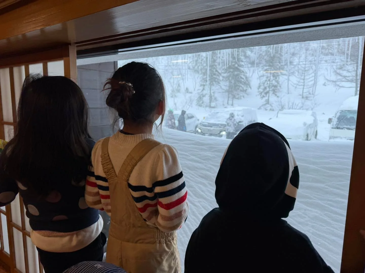 「雪が降らない地域から来たんです」

そんなお客様にとって、
車の雪下ろしは初体験🚗✨

「わあ、こんなに積もるんですね！」
と、驚きながらもどこか楽しそう☺️

お子様達は頑張れお母さん！お父さん！と
応援していました🤩

雪国では朝のひと仕事ですが、
これも立派な冬のアクティビティ。

ふわふわの雪を落とし終えたあとの達成感。
エンジンをかける瞬間までが、雪国の朝です。

幸の湯では、
そんな&ldquo;ここでしかできない体験&rdquo;も思い出のひとつ。

今日も雪とともに、
あた