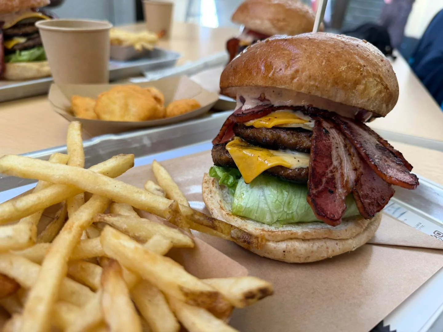 🍔YAKEBI FIRE HEAD BURGER
焼額山スキー場の第1ゴンドラ乗り場の下にあります。

おすすめは&hellip;
✨WWWバーガー✨

W patty
W bacon
W cheese

ボリュームたっぷり👍
滑ってお腹がぺこぺこでも大満足の一品です。

ジューシーなお肉に、とろけるチーズ。
ベーコンの旨みが重なって、これはもう反則級&hellip;！

午前中たっぷり滑って、
ゴンドラ降りたらそのまま直行コースですね😋

ハンバーガー好きの皆さま、
志賀高原に来たらぜひ