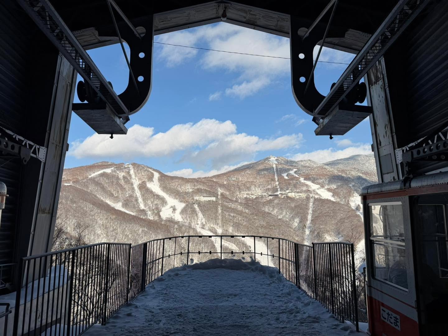 天気が良い日は、ぜひ立ち寄っていただきたいスポット。
山の駅にある旧ロープウェイです🚡✨

ここからの景色が、本当に最高！

西館山方面、発哺温泉、東館山エリアまで
ぐるっと見渡せる大パノラマ。
晴れた日は空の青と雪の白のコントラストが格別です。

そして嬉しいことに&hellip;
旧ロープウェイの中に入ることもできるんです！

かつて多くのスキーヤーを運んだゴンドラの中から、
今はゆっくりと景色を楽しむ時間。

滑るだけじゃない志賀高原の魅力。
写真スポットとしてもおすすめです📸

サチ