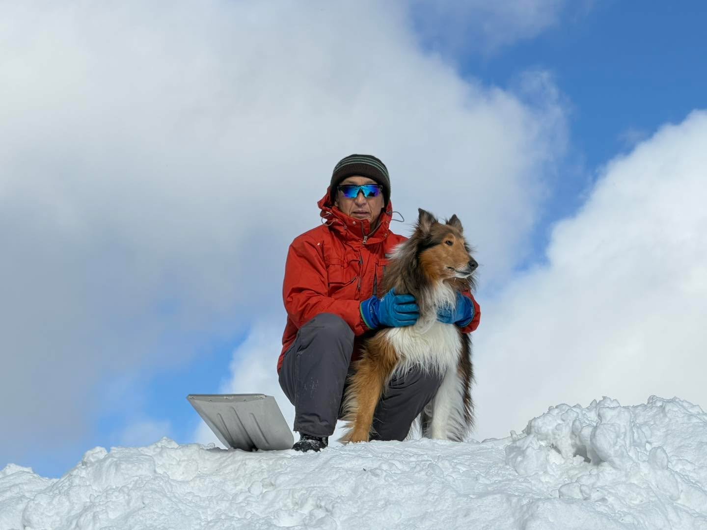いつもスタッフのそばに。
気がつくと、ちょこん🩷

忙しく動いていても、
ぴたっと寄り添っています。

「ぼくも一緒にお仕事してるよ」
そんな顔をしているのが、また可愛いのです☺️

人が大好き。
みんなの近くが安心する場所。

幸の湯の日常の、あたたかな風景です。

今日もスタッフの足元で、
そっと見守り中🐶✨

ニニニニニニニニニニニニニニニニニニニニ
@sachinoyu
志賀高原 癒しの宿幸の湯
長野県下高井郡山ノ内町志賀高原平床
Tel.0269-34-2902
二二二二二二二二二