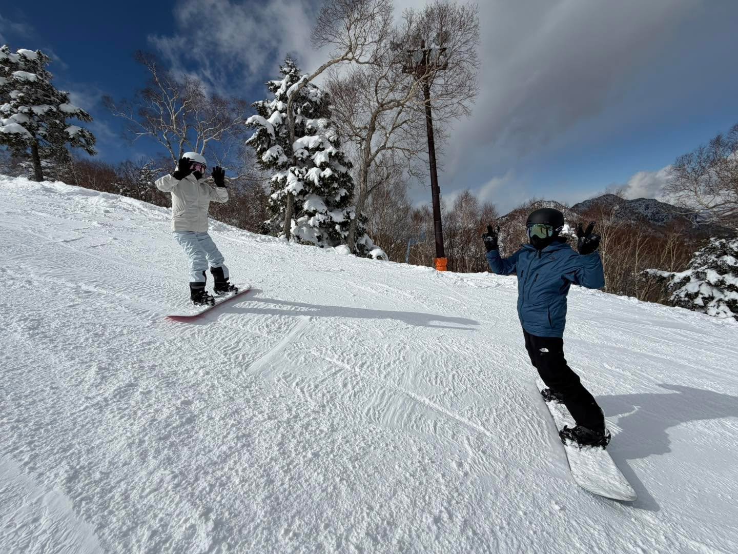 🇭🇰香港よりお越しのゲスト

なんと今回が、人生初のスノーボード！
ドキドキの&ldquo;日本でのスノーボードデビュー&rdquo;です。

最初は少し緊張した表情でしたが、
雪の上に立った瞬間から笑顔に☺️

転んでも楽しい。
立てたらもっと楽しい。
滑れた瞬間は、最高の歓声！

志賀高原で、
新しいことに挑戦してくださることが本当に嬉しいです。

ウィンタースポーツを楽しむ仲間が
世界中でどんどん増えていくことに感謝。

幸の湯では、
皆さまの&ldquo;はじめて&rdquo;を応援