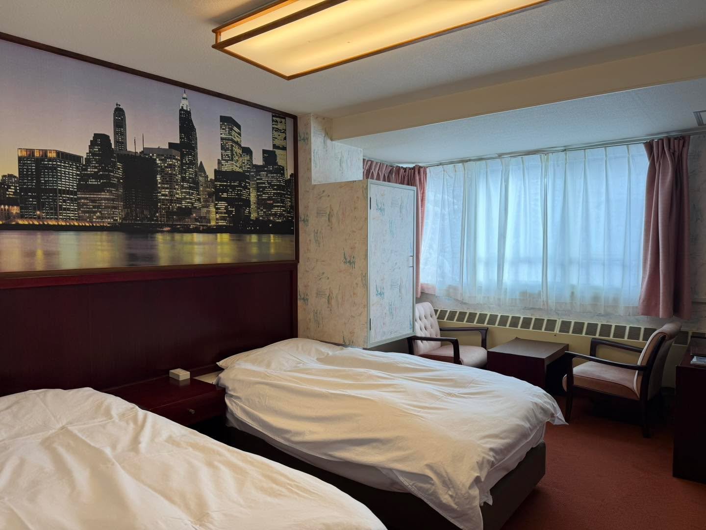 幸の湯の&ldquo;あの頃&rdquo;を感じる洋室。

昭和。
そしてバブル時代を思わせる、
どこか華やかで、どこか懐かしい空間。

時代の空気ごと、そのまま残したようなお部屋です。

「懐かしい！」と笑顔になる方も。
「逆に新鮮！」と写真を撮る若い世代の方も。

流行を追わない、
だからこそ味わい深い。

昭和とバブルを象徴するような
レトロ好きにはたまらない一室です。

あえてこの空間で過ごす夜。
志賀高原で、ちょっとタイムスリップしてみませんか。

ニニニニニニニニニニニニニニニニニニ