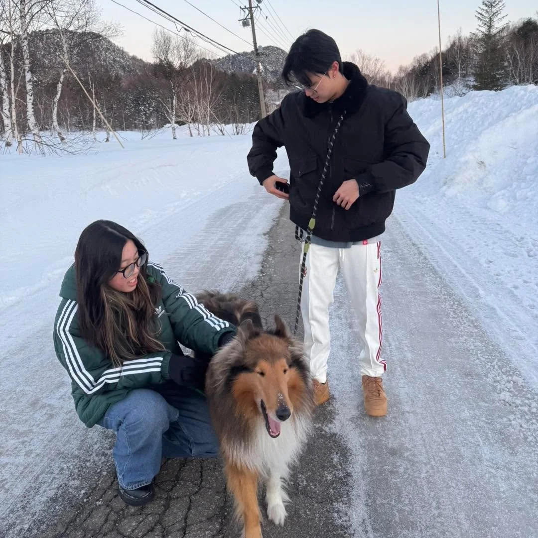 🇸🇬シンガポールよりお越しのゲスト。

滞在中は、日本語でたくさんお話ししてくださいました☺️✨
そのお気持ちがとても嬉しく、あたたかい時間に。

そしてもちろん&hellip;
看板犬サチクンとのお散歩へ🐾

雪の上を一緒に歩きながら、
笑顔いっぱいのひととき🤩

言葉も国境も越えて、
自然と心が通う瞬間があります。

冬の思い出のひとつになっていたら嬉しいです。

またサチクンと一緒にお待ちしております❄️✨

ニニニニニニニニニニニニニニニニニニニニ
@sachinoyu
志賀高原