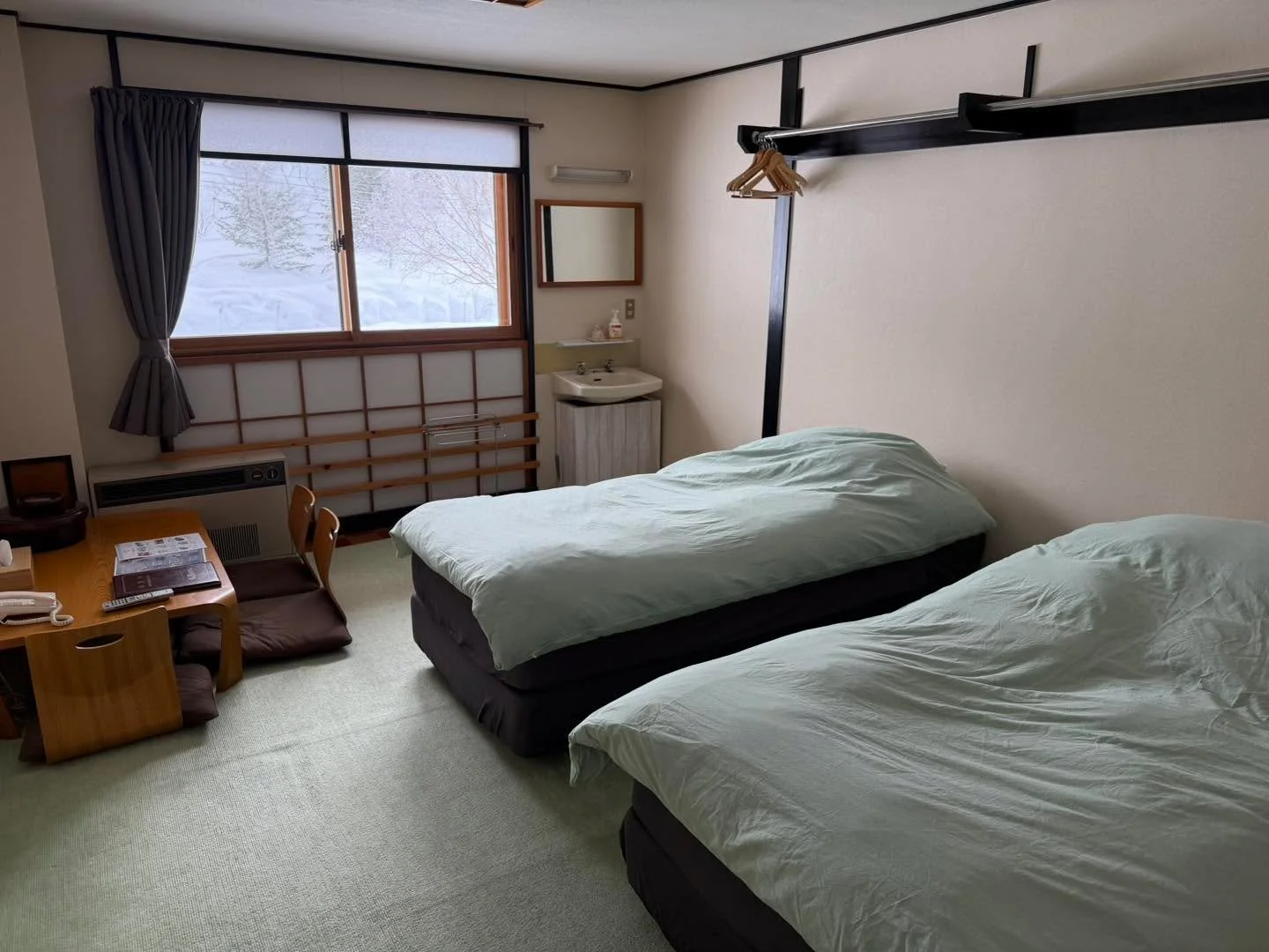 幸の湯のお部屋の紹介✨
2階・和室10畳
ほっと落ち着く、ちょうどいい広さのお部屋です。
やわらかな雰囲気のコンパクト空間🌿

一人旅でのんびり過ごしたい方に。
気の合うご友人やご夫婦での少人数ステイにもぴったり。

トイレ・お風呂は共用ですが、
室内には洗面台を完備しているので、
朝の身支度もスムーズです。

スキーやスノーボードで思いきり遊んだあとは、
静かな2階のお部屋でゆったりと。

&ldquo;ちょうどいい&rdquo;が心地いい。
サチノユの隠れた人気タイプです。

ニニニニニニ