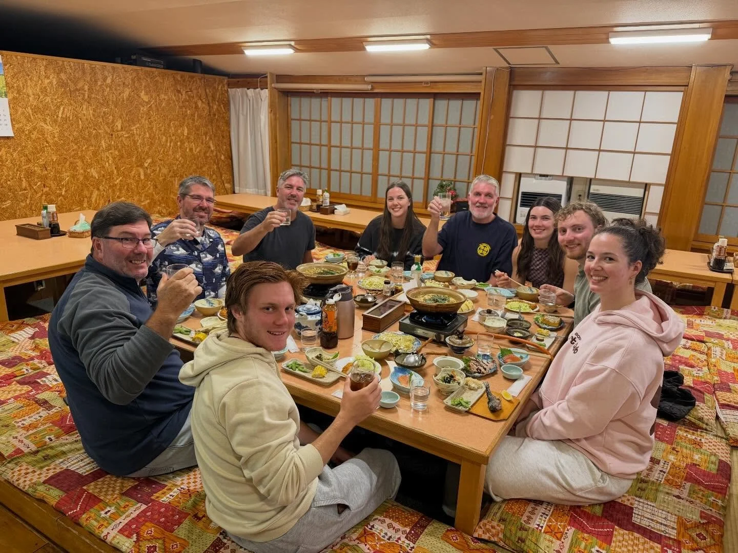 🇦🇺オーストラリアからお越しのゲスト

夕食には、幸の湯ホテル自慢の鍋料理を
楽しんでいただきました☺️

ぐつぐつと湯気を立てる信州食材たっぷりの鍋。
「Wonderful!」「So good!」と笑顔がこぼれ、
身体の芯まで温まっていただけたご様子でした。

さらに今回は特別リクエストで、
サクサクに揚げたトンカツもご用意‼️
海外のお客様にも大人気の一品ですが、
「Crispy outside, juicy inside!」と大絶賛✨

鍋の旨み、トンカツの食べ応え、
日本の冬の魅力を