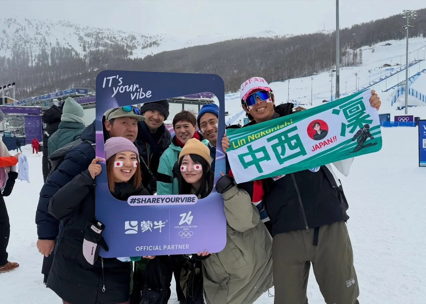 🇮🇹オリンピック編〜
世界中が熱狂した ミラノ・コルティナ2026冬季オリンピック。
感動と興奮に包まれる現地へ
なんと、幸の湯の親方が現地入りしていました‼️

そして、幸の湯ファミリーとして日々トレーニングを重ねてきた
女子スキークロス 中西凛 選手が出場⛷️✨

若女将もお客様とともに応援へ向かいました✈️
志賀高原🇯🇵とイタリア🇮🇹、
ふたつの地から心をひとつにエールを送りました📣

志賀高原・幸の湯から世界へ。
挑戦する背中を、これからも全力で支えていきます。

ニニニニ