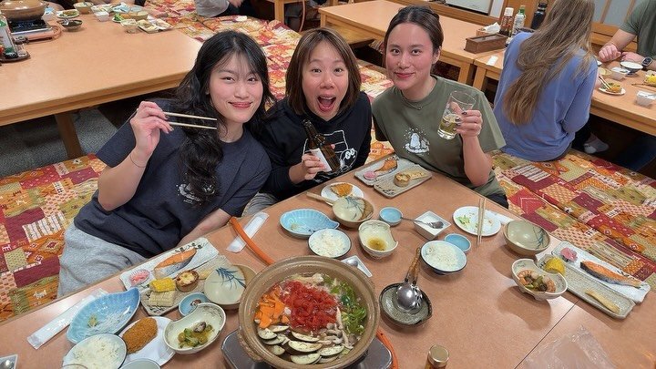 🇸🇬シンガポールよりお越しのゲスト✨

なんと、
お揃いで志賀高原限定TシャツをGETしてくださいました👕💛 
さっそく着てくださり、館内でもパシャリ📸 

とってもcute☺️🩷 
スタッフ一同「かわいい〜！」と大盛り上がりでした✨ 

旅の思い出に、お揃いコーデ。 
こうして楽しんでくださる姿を見ると、
本当に嬉しくなります。 

こちらのTシャツは宿でも販売しています♪ 
志賀高原の思い出にぜひどうぞ🌿 

ニニニニニニニニニニニニニニニニニニニニ
@sachinoyu
志賀