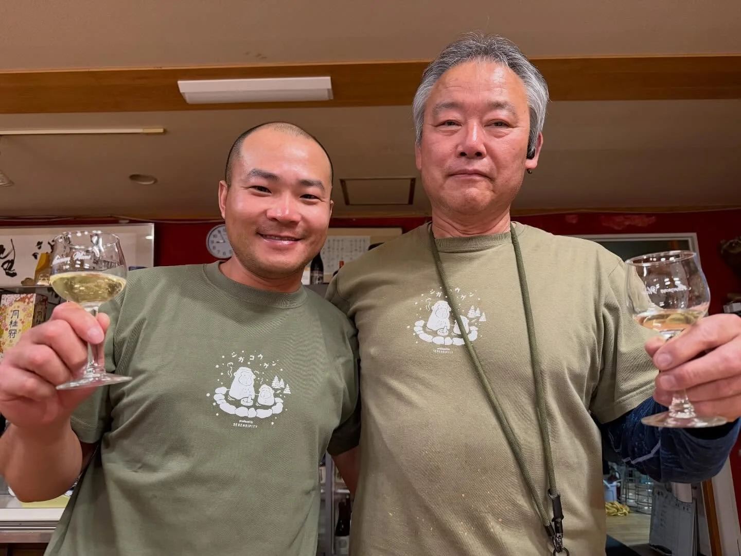 志賀高原のお土産で、
いま密かに人気なのがこのTシャツ👕✨ 

実はこれ、買っていくお客さんが多いだけじゃなくて&hellip; 
「せっかくだから着ちゃおう！」って、
その場で着替える人が多いんです😆 

気づけばロビーや食堂に、同じTシャツの人がちらほら。 
お客さん同士で「おそろいですね！」なんて会話が始まったりして、
ちょっとした一体感が生まれてます🎵 

そしてスタッフもお気に入りで着ています🩷
気づけば お客さんもスタッフもおそろいコーデ 👕

「ここ来た人のユニフォームで
