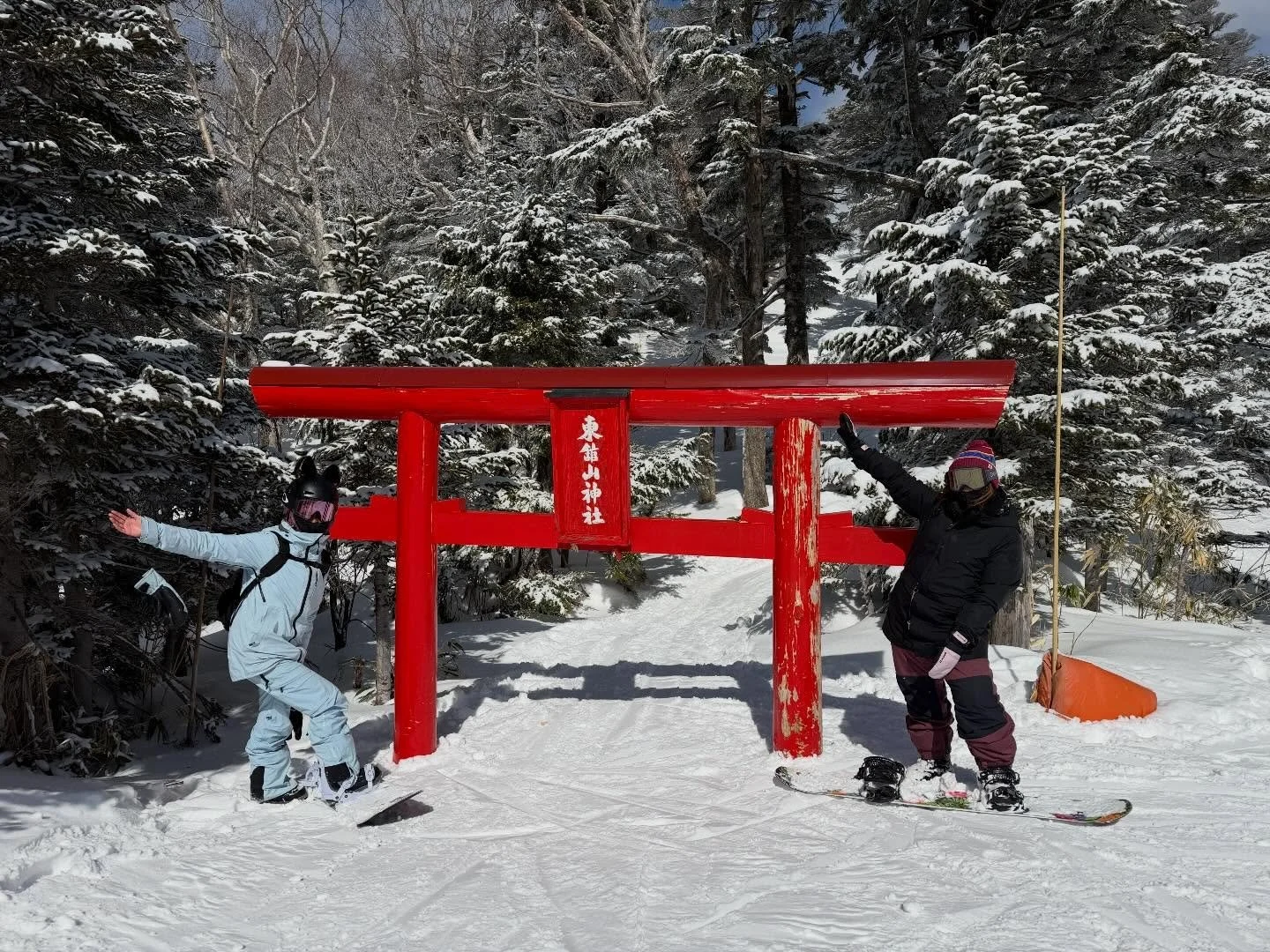 ⛰️志賀高原の空に映える、赤い鳥居⛩️ 
東館山山頂にある 東館山神社の前でパシャリ📸 

標高約2,000mのこの場所は、 
晴れた日には志賀高原の山々を見渡せる特別なスポットです。 

今の志賀高原は&hellip; 
雪のコンディションはまだまだ最高です❄️✨ 

サラサラのパウダースノーと、広大なゲレンデ。 
滑るたびに「やっぱり志賀高原の雪は違う」と感じます。 

スキーの合間に、 
赤い鳥居と白い雪のコントラストを楽しみながら 
ぜひ記念の一枚を📷☺️🩷

志賀高原で、冬の特別