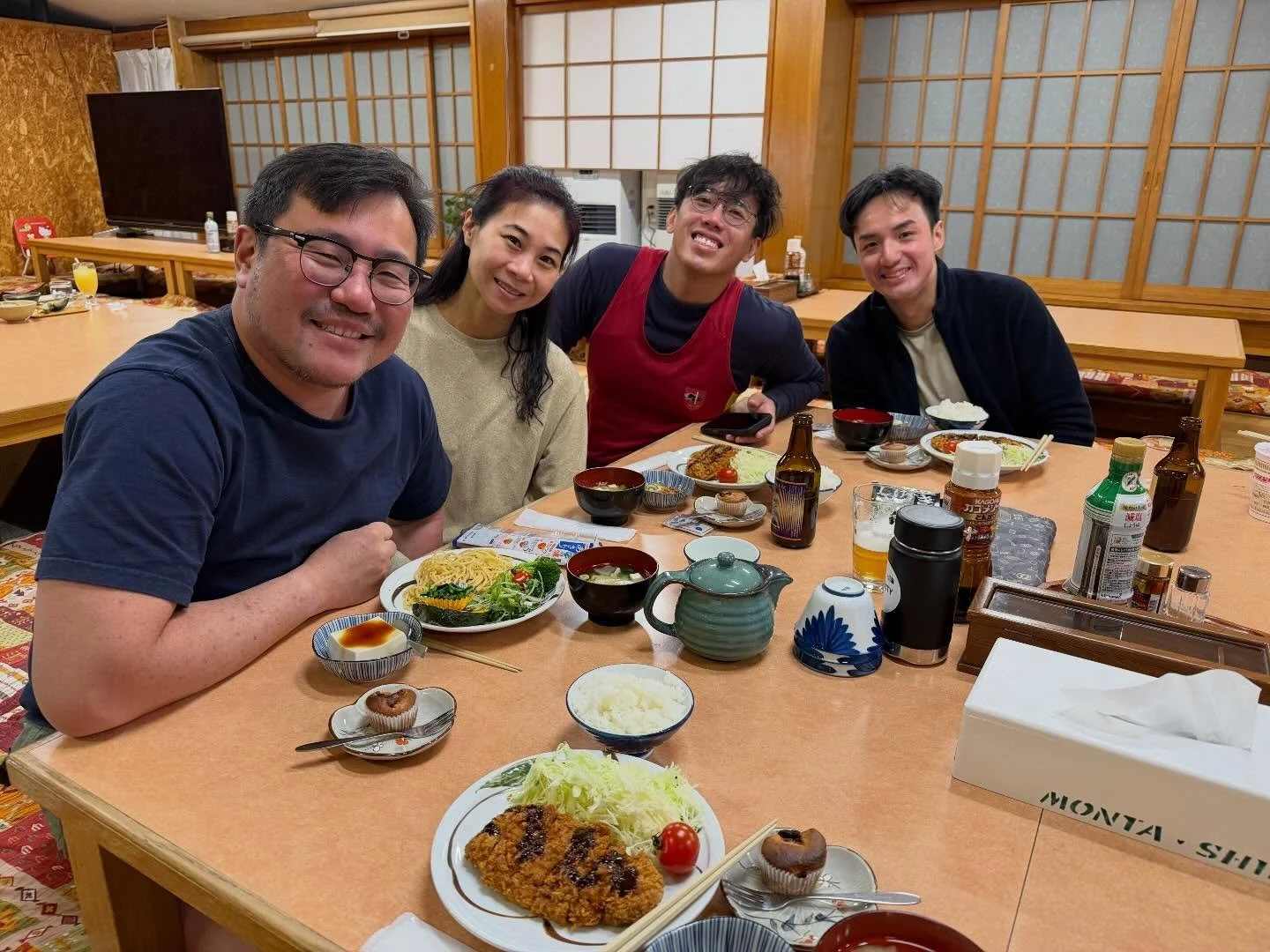 🇸🇬シンガポールからお越しのゲスト✨ 

夕食のリクエストは、「トンカツ」！🐖🥢 
サクサクに揚げたトンカツをとても喜んでくださり、
日本の食文化についてたくさんお話しすることができました☺️

小さな宿だからこそ、
食事の時間にゲストとゆっくり会話ができるのも
私たちの楽しみのひとつ🌿

「日本の料理が大好き」と笑顔で話してくださる時間は、
スタッフにとっても特別なひとときです‼️

ニニニニニニニニニニニニニニニニニニニニ
@sachinoyu
志賀高原 癒しの宿幸の湯
長野県下高