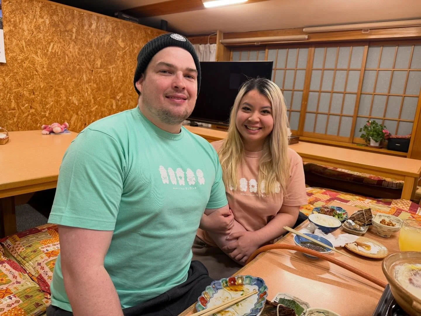 🇦🇺オーストラリアよりお越しのゲスト

志賀高原のお土産ショップで密かに人気のキャラクター 
「もんたん」Tシャツ をおそろいで着ていました！

とっても可愛くて、
つい写真を撮らせてもらいました😊

旅先で見つけたお気に入りのお土産を、
こうして身につけて楽しんでいる姿を見ると、
私たちスタッフもとても嬉しくなります。

志賀高原のお土産グッズは
幸の湯でもお買い求めできます。

ニニニニニニニニニニニニニニニニニニニニ
@sachinoyu
志賀高原 癒しの宿幸の湯
長野県下高井郡山ノ