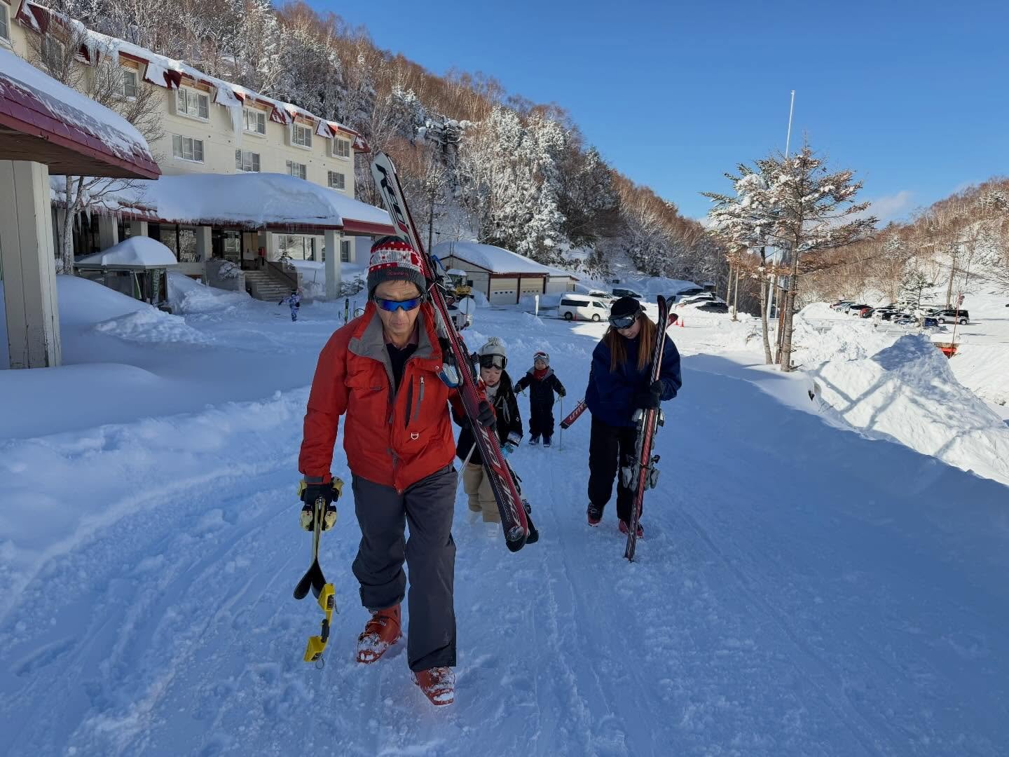 🏔️少しずつ春の気配を感じていますが
志賀高原はまだまだ滑れますっ‼️

春のやわらかい雪の中で 
気持ちよくスキーやスノーボードを楽しめます⛷️✨

青空と白い雪山の景色は 
この時期ならではの美しさ✨

春休みのスキー旅行にもおすすめです😊🌸

ニニニニニニニニニニニニニニニニニニニニ
@sachinoyu
志賀高原 癒しの宿幸の湯
長野県下高井郡山ノ内町志賀高原平床
Tel.0269-34-2902
二二二二二二二二二二ニニニニニニニニニニ

#志賀高原
#幸の湯
#春スキー
#志賀