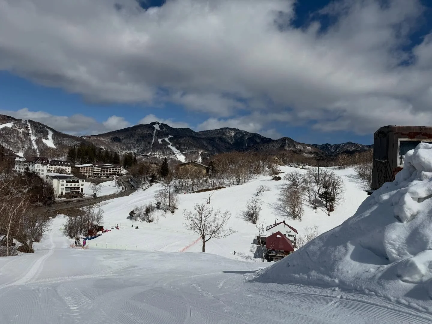志賀高原&bull;丸池スキー場のご紹介⛷️

志賀高原の中でも、歴史あるゲレンデのひとつ 
「丸池スキー場」。

実はここ、
日本で初めてリフトが設置されたスキー場として知られています。 
志賀高原の入口に位置し、
アクセスの良さと滑りやすい地形で、
多くのスキーヤーに親しまれてきました☺️

丸池の魅力は、コンパクトながらバランスの良いコース構成。 
初心者向けの緩やかな斜面から、
丸池Aコースのような急斜面まであり、
ファミリーから上級者まで楽しめます。 

また、キッズパークやキッズスク