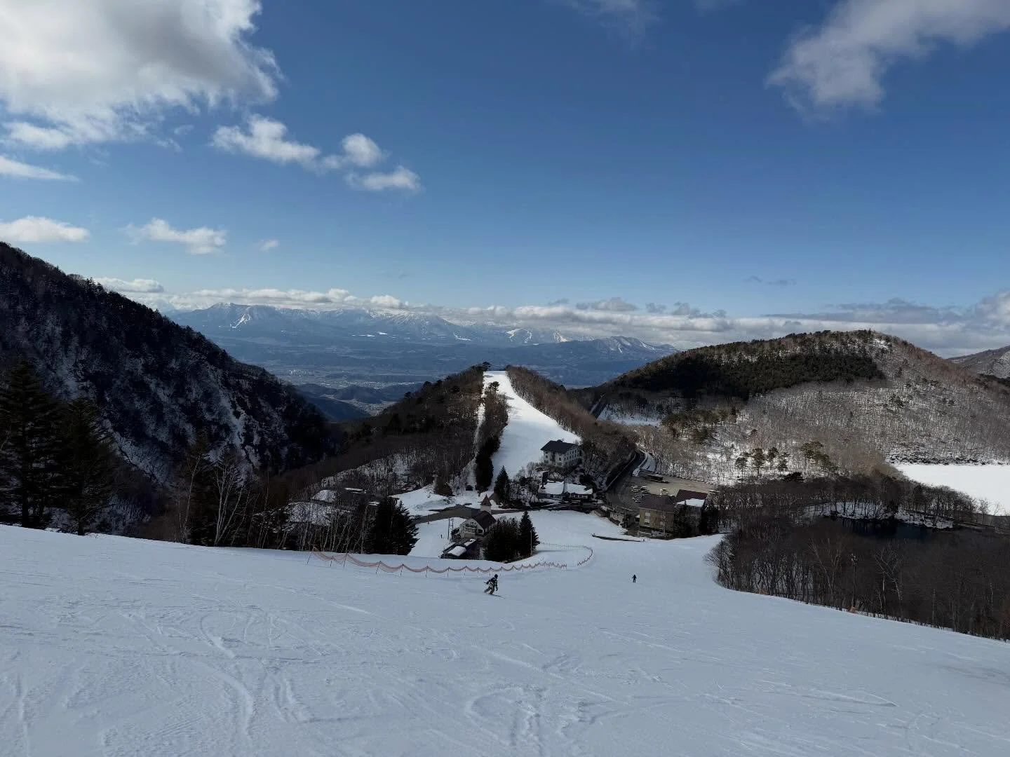 ⛷️志賀高原&bull;サンバレースキー場のご紹介⛷️❄️

志賀高原の玄関口に位置する
サンバレースキー場

標高約1,400mに広がるゲレンデは
幅の広い滑りやすいバーンが特徴で、
初級〜中級者を中心に楽しめる人気のエリアです。

最大斜度は約30度、
最長滑走距離は約800m。

丸池・蓮池エリアにもそのまま移動できるので
志賀高原ならではの「ゲレンデ巡り」も楽しめます。

ニニニニニニニニニニニニニニニニニニニニ
@sachinoyu
志賀高原 癒しの宿幸の湯
長野県下高井郡山ノ内町志賀