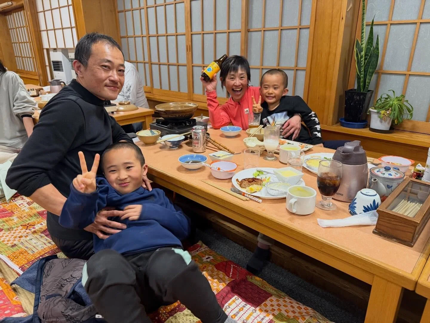 菅平より志賀高原へ遊びに来てくれました☺️

お子様たちは 
幸の湯の看板犬 サチくんにメロメロ〜😍🩷 

たくさん撫でてくれて 
サチくんもとっても嬉しそうでした🐾

そして気づけば 
他のお客様のお子様たちとも仲良くなって 
食堂はとっても賑やかに✨

こういう温かい時間があるのも 
幸の湯ならではの素敵な瞬間ですね☺️👍

ニニニニニニニニニニニニニニニニニニニニ
@sachinoyu
志賀高原 癒しの宿幸の湯
長野県下高井郡山ノ内町志賀高原平床
Tel.0269-34-2902
