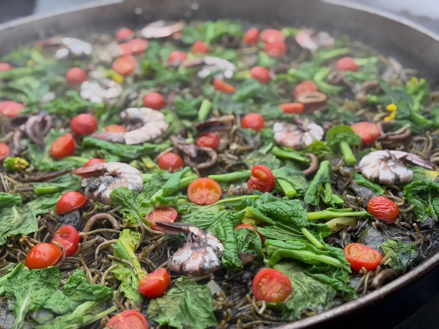 BCクロカンのあとは
美味しいパエリアをいただきました🥘✨

標高が高くて沸点が低い環境での調理はひと苦労&hellip;🤔 
今回はちょっとアレンジして「パスタのパエリア」に！

イカ墨のコクに魚介の旨みがぎゅっと詰まって、
最高の一皿に仕上がりました🦑🐟 
たっぷり動いたあとのごはんは、
やっぱり格別ですね☺️✨

自然の中で遊んで、みんなで食べる。 
そんな時間もこの宿の楽しみのひとつです🏔️‼️

ニニニニニニニニニニニニニニニニニニニニ
@sachinoyu
志賀高原 癒しの