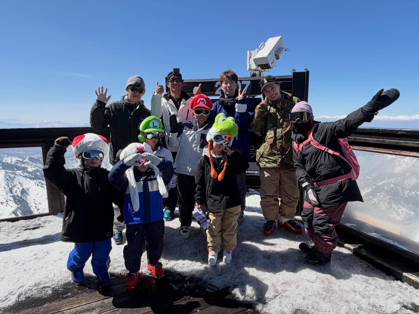 3月中旬の志賀高原・横手山は、
いちばん&ldquo;静かで美しい冬&rdquo;に出会える季節です。 

標高2,307mの山頂から広がるのは、
一面の白銀と澄みきった青空。 
空気が研ぎ澄まされ、
遠くの山々までくっきりと見渡せます🏔️

朝はきりっと冷えた空気の中で、凛とした絶景を。 
日が傾く頃には、雪原がやわらかな光に包まれていきます。

春の賑わいが始まる少し前、 
この時期だけの&ldquo;静けさと特別感&rdquo;を味わってみませんか？

志賀高原 幸の湯で、ゆっくりと流れ