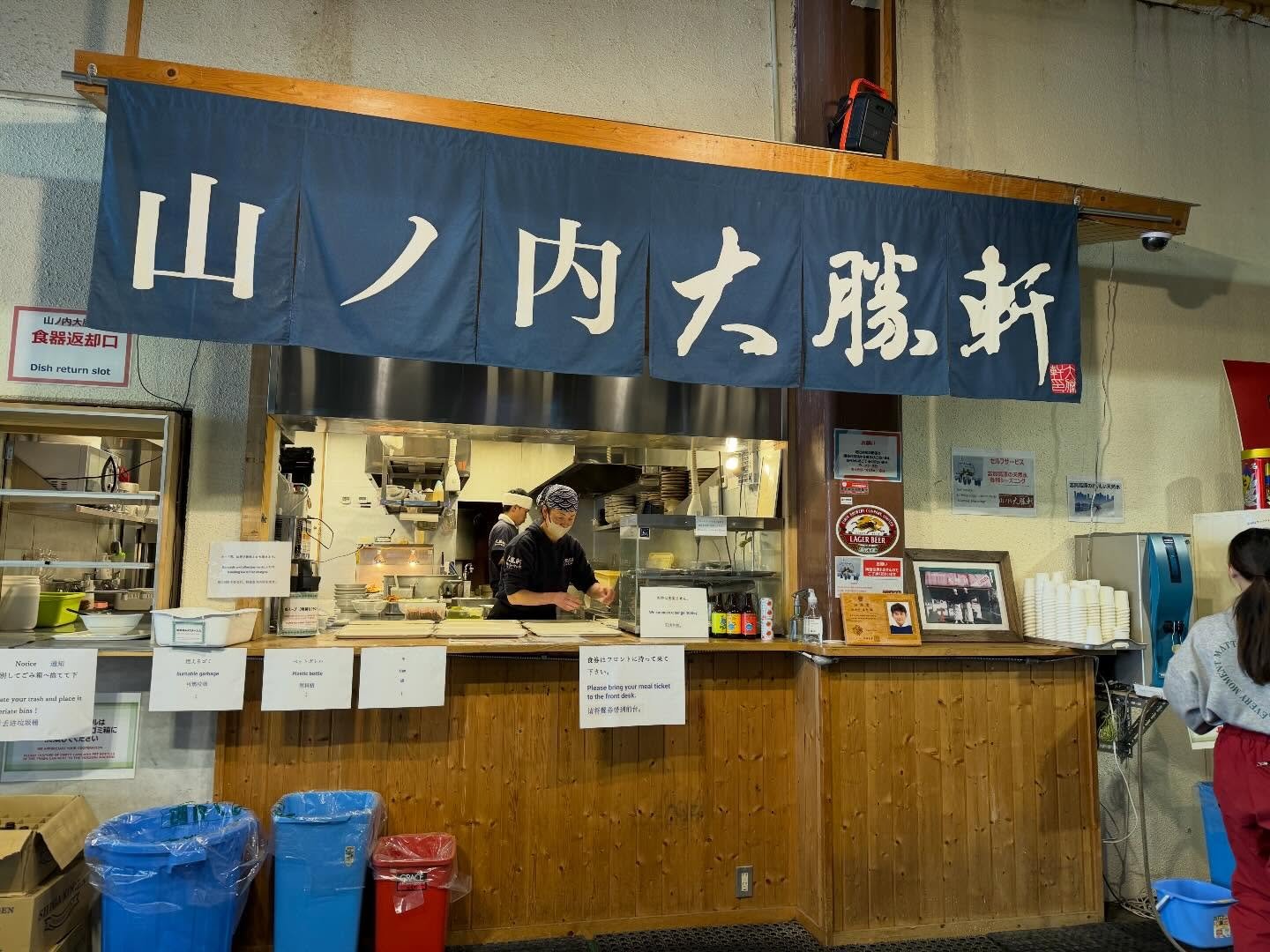 春の志賀高原、まだまだ楽しめます⛷✨

一ノ瀬エリアで滑ったあとは、やっぱりココ。 
志賀高原グルメといえば外せない「大勝軒」🍜 
@yamanouchi.taishouken 

一ノ瀬スキー場のナイター営業は終了しましたが、 
毎週【金・土】は引き続き営業中‼️
🕚 昼の部｜11:00〜15:00 
🌙 夜の部｜17:30〜20:00 

人も少し落ち着いてくるこの時期、 
実は&ldquo;穴場&rdquo;な春スキーシーズン。 
のびのび滑って、美味しいごはんで締める贅沢な一日を。