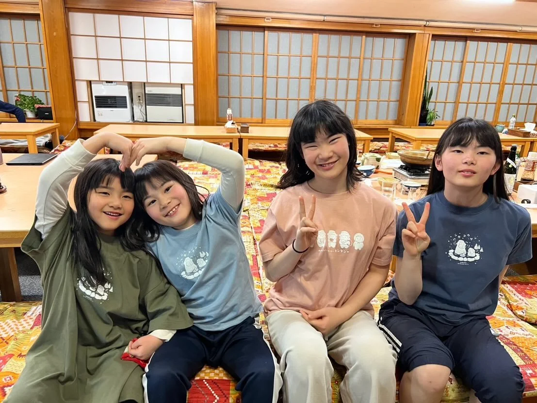 志賀高原のお土産で大人気のTシャツ👕✨ 
お子様たちが色違いで着て、
仲良く並んでお食事している姿がとっても可愛くて&hellip;
思わずお写真を撮らせていただきました📸💕

「何色が好き？」なんて会話も弾んで、 
「夏はこれ着てまた遊びに来るね！」という嬉しいひとことも🥹✨

志賀高原は、冬はスキー⛷️で思いきり楽しめて、 
グリーンシーズンは蛍観賞やSUP、
キャニオニングなどアクティビティも充実しています🌿✨

季節ごとに違った魅力がいっぱいの志賀高原へ、
ぜひ遊びにいらしてく