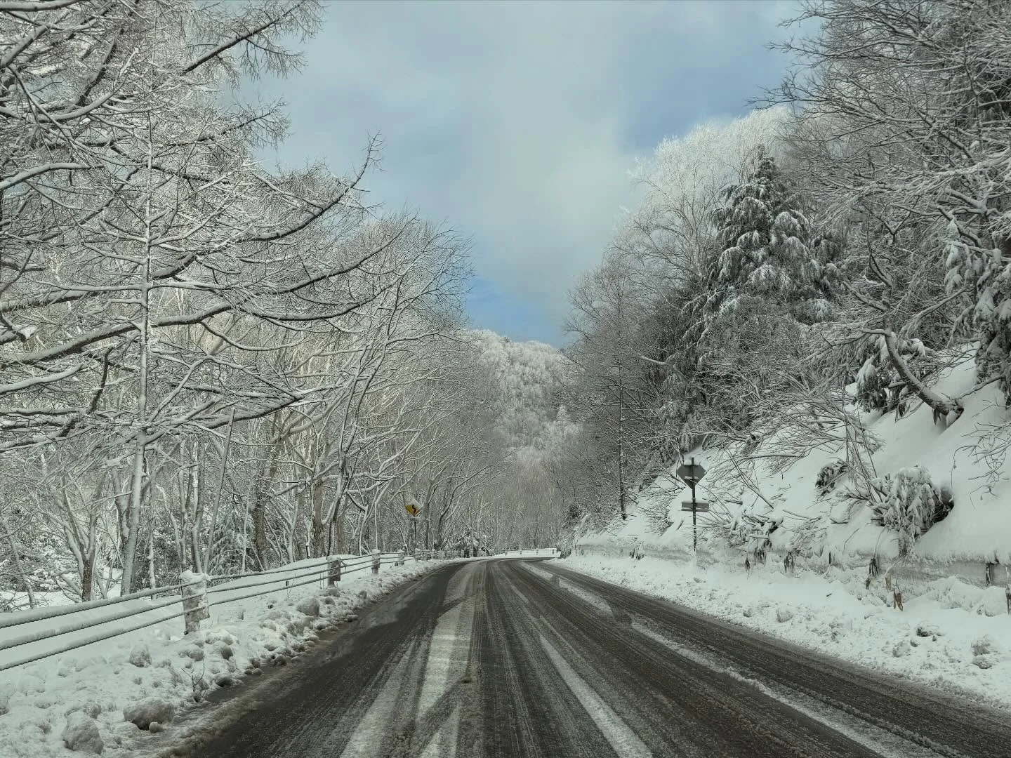 ❄️恵みの雪が降りました❄️

今年は「雪が少ないのかな&hellip;？」と心配していましたが、
嬉しい雪が志賀高原に戻ってきました✨ 
現在、道路にも積雪がありますので、
お越しの際は【スタッドレスタイヤ】で安全にお越しください🚗

🎿滑り納めプラン登場✨ 
まだまだ楽しめる志賀高原の春スキー⛷️
シーズン最後まで思いっきり滑り尽くしませんか？

夜はボリューム満点🍽️ 
日替わり定食付き＜2食付きプラン＞で
しっかりエネルギーチャージ👍

📢ご予約は、幸の湯公式サイトまたはお電話
