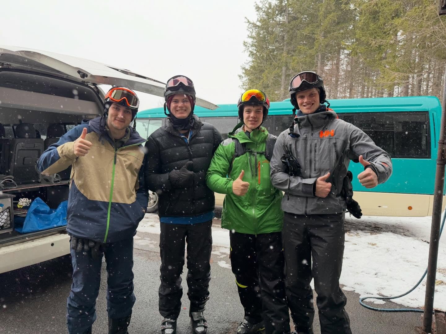 🇳🇿ニュージーランドからお越しのゲスト✨ 
初めての日本旅行に「幸の湯」を選んでいただき、
本当にありがとうございます😊‼️ 

まだまだスキー＆スノーボードが楽しめる志賀高原⛷️🏂 
この日はなんと雪が舞う最高のコンディション❄️ 
「ラッキーだ✌️！」と笑顔で滑る姿がとても印象的でした✨ 

志賀高原の春スキー🌸
楽しんでいただけて嬉しいです😊 

ニニニニニニニニニニニニニニニニニニニニ
@sachinoyu
志賀高原 癒しの宿幸の湯
長野県下高井郡山ノ内町志賀高原平床
Tel
