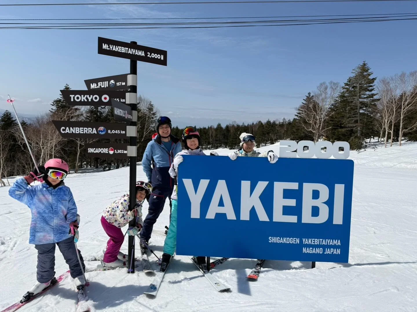 🏔️志賀高原・焼額山では、
4月から春スキー営業がスタートしています⛷️

この時期ならではの、 
山を上れば雪景色、下れば桜という贅沢な景色も楽しめます🌸❄️ 
やわらかな春の日差しの中で滑るスキーは、
今だけの特別な時間です。

【春スキー営業のご案内】 
■期間：4月1日～5月6日 
■定休日：4月8日・15日・22日 
■リフト：第1ゴンドラ／第2ゴンドラ 
■コース：ジャイアントスラロームコース、パノラマコース ほか 
※天候・積雪状況により変更になる場合がございます。

【早朝営