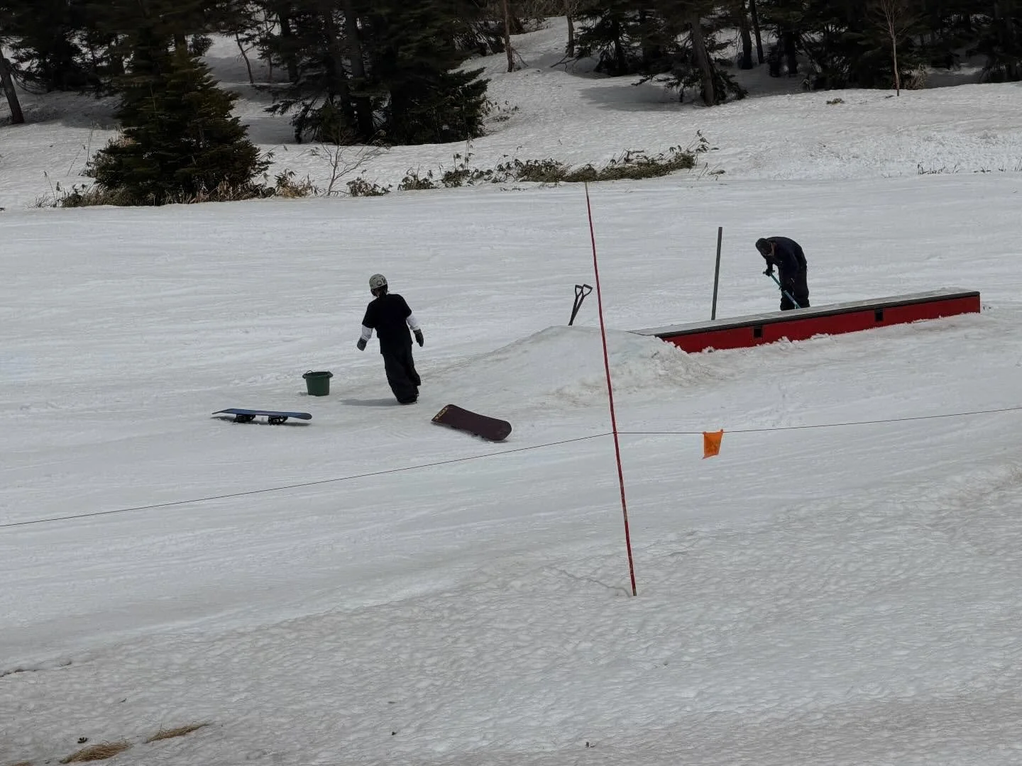 🌸春パーク‼︎志賀高原で遊べるの、知ってますか？
@yokote_shibu_springpark 

志賀高原・横手山〜渋峠エリアは、
標高2,307mのため雪がしっかり残り、
GWシーズンでもパーク滑走が可能の予定です🏂❄️⛷️

ポコジャンやボックスに加え、
10mクラスのキッカー、地形を活かしたラインなど、
流しながら遊べる&ldquo;春パーク&rdquo;が魅力です☺️

さらにこのエリアのおすすめポイント👇 
・朝イチは締まったバーンでしっかり飛べる 
・午後はシャバ雪で流し