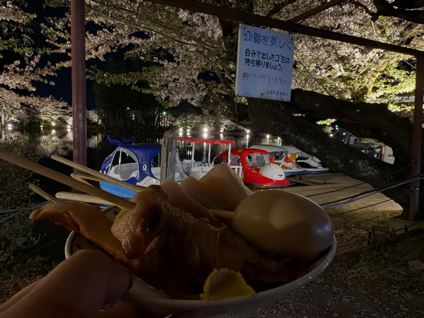 🌸春の楽しみといえば、桜とご当地グルメ🌸

須坂市の臥竜公園では、
名物「黒おでん」が楽しめます🍢

見た目は真っ黒ですが、
味はだしの旨みがしっかり染みたやさしい味わい。
桜を眺めながら食べる一杯は、
どこか懐かしく、ほっとする美味しさです。

お出かけやドライブの途中にもおすすめ✨ 
ご宿泊とあわせて、
春の信州をぜひお楽しみください。

ニニニニニニニニニニニニニニニニニニニニ
@sachinoyu
志賀高原 癒しの宿幸の湯
長野県下高井郡山ノ内町志賀高原平床
Tel.0269-34