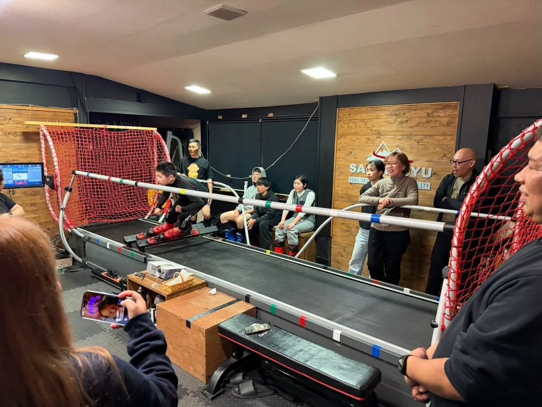 ⛷️少雪は少なくなってきましたが
スキーは、まだ終わりじゃありません！！

志賀高原 幸の湯では、
館内でスキーシミュレーターをご利用いただけます。

実際の滑走に近い感覚で、
ターンや重心移動をしっかり体感できる本格仕様です🔥

ゲレンデが難しい日でも、
滑走感覚をキープ
フォームの見直し
反復練習でレベルアップ💪

今だからこそできる練習があります。

雪が少ない時期でも、
来る価値があります。

むしろこの時期に差がつくかも....？
オフシーズンも、志賀高原でお待ちしています☺️

