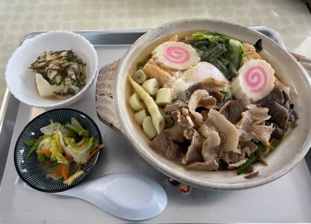 志賀高原横手山おすすめグルメ🤤
ぐつぐつ、湯気の向こうに志賀高原のごちそう
名物「鍋焼きうどん」

ネマガリダケや山菜、
きのこなど山の恵みがたっぷりほっと体にしみわたる一杯です。

ゲレンデの途中で、ちょっとひと休みしませんか？

ニニニニニニニニニニニニニニニニニニニニ
@sachinoyu
志賀高原 癒しの宿幸の湯
長野県下高井郡山ノ内町志賀高原平床
Tel.0269-34-2902
二二二二二二二二二二ニニニニニニニニニニ
#志賀高原
#志賀高原グルメ 
#shigakogen
#志賀
